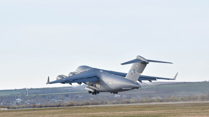 (VIDEO/FOTO) Militari din Armata Naţională şi a SUA, în acţiune pe Aeroportul din Mărculeşti. Un avion NATO a intrat în spaţiul aerian al Moldovei