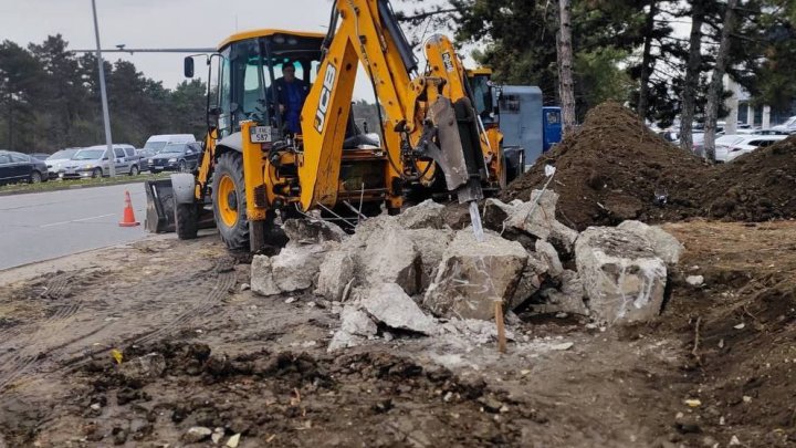 (FOTO) La intersecţia străzilor Socoleni - Calea Orheiului se CONSTRUIEŞTE o bandă suplimentară de virare