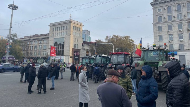 (VIDEO/FOTO) Agricultorii cu tractoarele au ajuns în PMAN