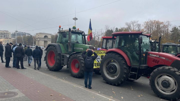 (VIDEO/FOTO) Agricultorii cu tractoarele au ajuns în PMAN