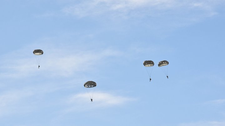 (VIDEO/FOTO) Militari din Armata Naţională şi a SUA, în acţiune pe Aeroportul din Mărculeşti. Un avion NATO a intrat în spaţiul aerian al Moldovei