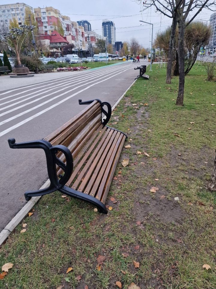 ACTE DE VANDALISM în mai multe sectoare al Capitalei. Rău-făcătorii au lăsat dezastru (FOTO)