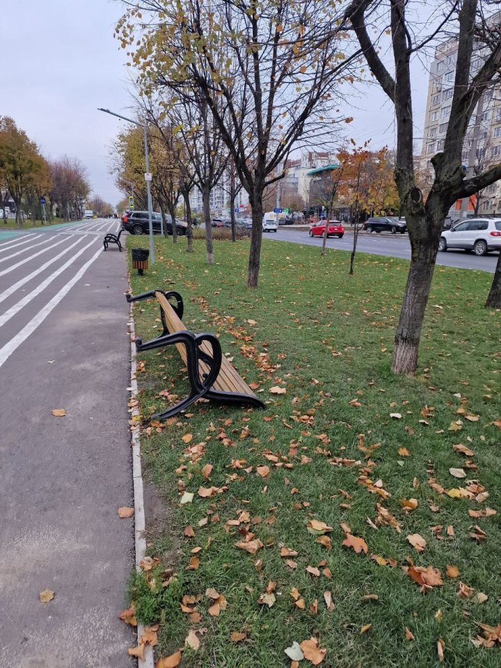 ACTE DE VANDALISM în mai multe sectoare al Capitalei. Rău-făcătorii au lăsat dezastru (FOTO)