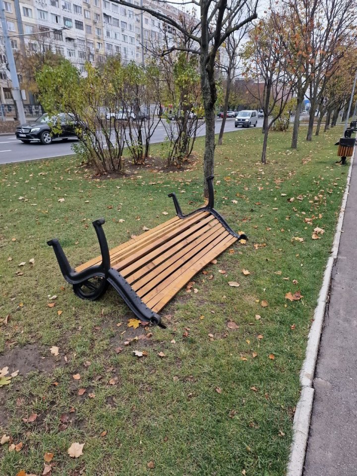 ACTE DE VANDALISM în mai multe sectoare al Capitalei. Rău-făcătorii au lăsat dezastru (FOTO)