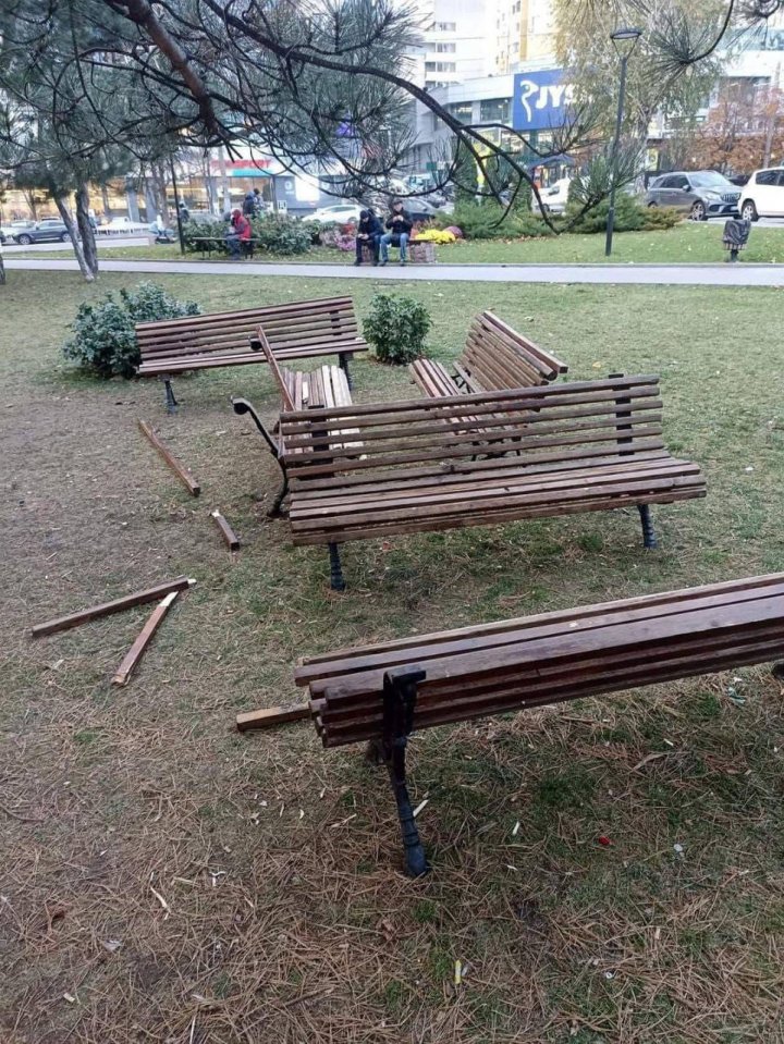 ACTE DE VANDALISM în mai multe sectoare al Capitalei. Rău-făcătorii au lăsat dezastru (FOTO)