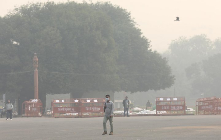 ALARMANT. New Delhi, cel mai poluat oraş din lume, este învăluit într-o ceaţă toxică (FOTO)