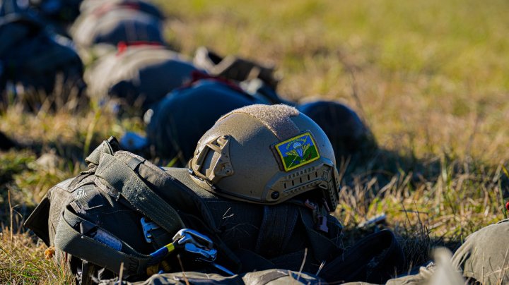 (VIDEO/FOTO) Militari din Armata Naţională şi a SUA, în acţiune pe Aeroportul din Mărculeşti. Un avion NATO a intrat în spaţiul aerian al Moldovei