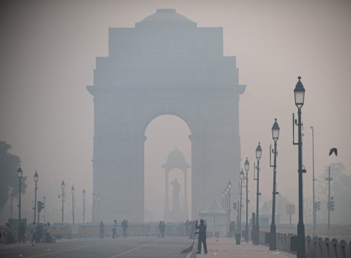 (FOTO) Imagini ÎNGROZITOARE în India. Țara a fost „sufocată” de o ceață toxică după festivalul luminilor  