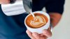 Cafeaua cu lapte poate ajuta la combaterea inflamației. Concluzia unui studiu privind cea mai consumată băutură
