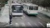 ACCIDENT în orașul Bender. Un bărbat a suferit comoție cerebrală după ce a fost lovit de un autobuz (VIDEO)