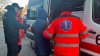 O femeie rănită, ajutată de carabinieri. La faţa locului a fost solicitată ambulanţa (FOTO)