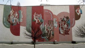 Panourile de mozaic amplasate pe clădirile din Chişinău vor fi înscrise în Registrul monumentelor de for public (FOTO)