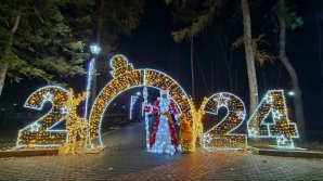 (FOTO) Chişinăul a îmbrăcat haine de sărbătoare. Cum arată locațiile din sectoarele Capitalei, decorate pentru festivităţile de iarnă