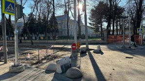Pe o stradă din Chişinău se efectuează lucrări de conservare a unui monument istoric (FOTO)