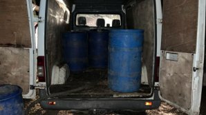 Activitate frauduloasă. Într-un camion, descoperit alcool de circa 1.000.000 de lei. Doi moldoveni, reţinuţi (VIDEO)