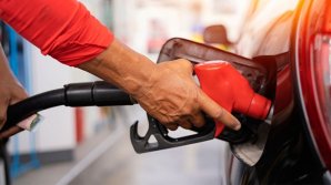 Carburanţii continuă să se SCUMPEASCĂ. Cât vor costa mâine benzina şi motorina