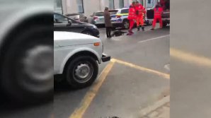 Momente de GROAZĂ în Capitală. O femeie, lovită în plin de un automobil (VIDEO)