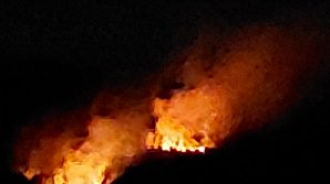 ( VIDEO) Incendiu puternic izbucnit la târgul de Crăciun de la Moldexpo. Cinci echipaje de pompieri au ajuns la faţa locului