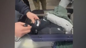 Mai multe bunuri nedeclarate, ascunse printre haine, găsite de vameşi. Ce pedeapsă riscă un tânăr (VIDEO)