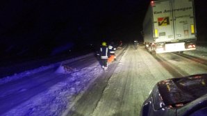Automobile blocate în zăpadă, unele au derapat sau chiar sau răsturnat. Salvatorii au intervenit în mai multe localităţi pentru a ajuta şoferii (FOTO)