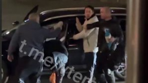 Claxoane, ceartă, și-au împărțit pumni și picioare. VIDEO cu o BĂTAIE în trafic pe o stradă din Capitală