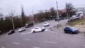 ACCIDENT GRAV. Momentul în care doi șoferi moldoveni nu au împărțit drumul, la Iași (VIDEO)