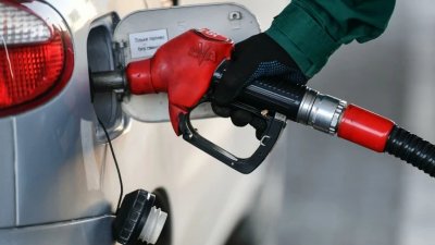 Carburanţii continuă să se SCUMPEASCĂ. Cât vor costa marţi benzina şi motorina