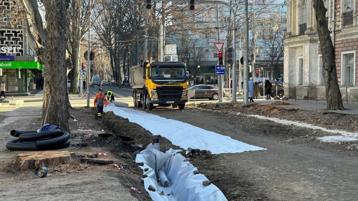 Pe o stradă din Chişinău se efectuează lucrări de conservare a unui monument istoric (FOTO)