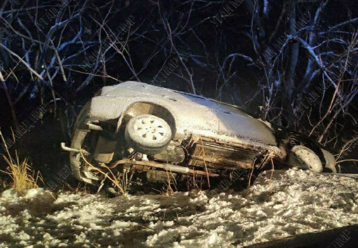 ACCIDENT TERIBIL. O maşină s-a răsturnat, după ce s-a lovit violent într-un gard metalic. Care e starea şoferului (FOTO)