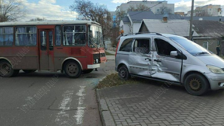 ACCIDENT GRAV. Un autobuz cu pasageri s-a lovit de un automobil. Sunt răniţi. Momentul surprins de camerele de supraveghere (FOTO/VIDEO)