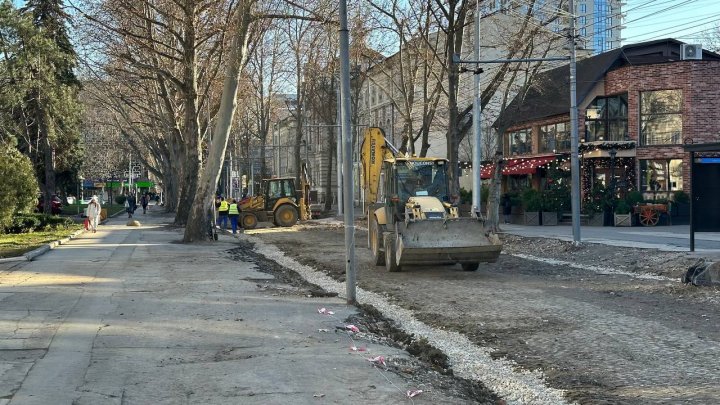 Pe o stradă din Chişinău se efectuează lucrări de conservare a unui monument istoric (FOTO)