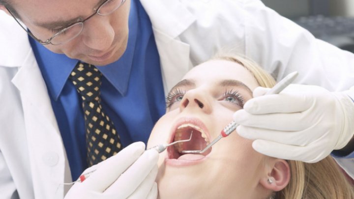 O femeie spune că a fost desfigurată de un dentist care i-a făcut 30 de proceduri la o singură ședință  