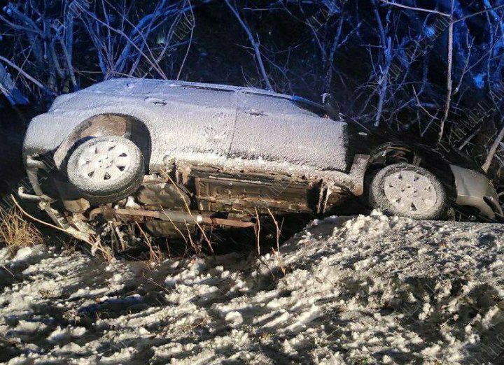 ACCIDENT TERIBIL. O maşină s-a răsturnat, după ce s-a lovit violent într-un gard metalic. Care e starea şoferului (FOTO)