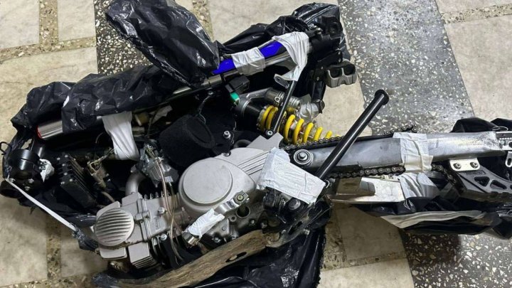 Motocicletă dezasamblată, descoperită într-un LEXUS. Un moldovean, documentat pentru tentativa de transportare ilegală (FOTO)