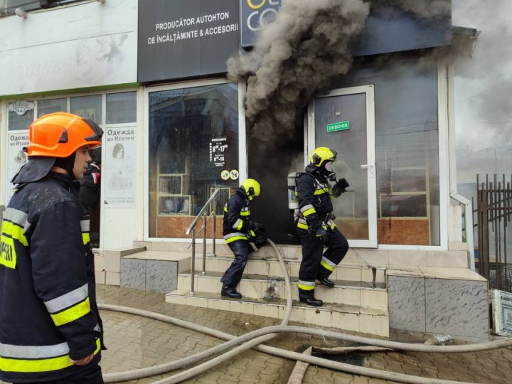 INCENDIU la Comrat. La faţa locului au intervenit poliţia, pompierii şi ambulanţa (FOTO/VIDEO)