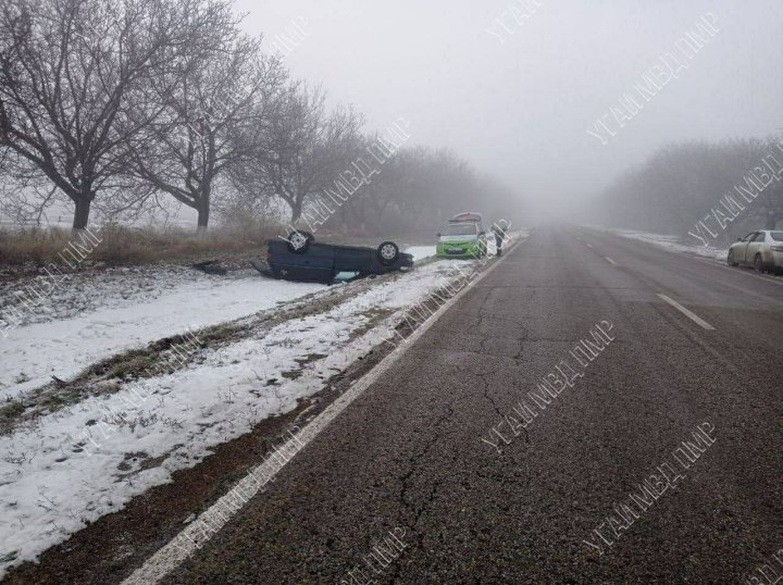 Drumul alunecos le dă bătăi de cap şoferilor. Două maşini s-au răsturnat la o distanţă de 40 de minute (FOTO)