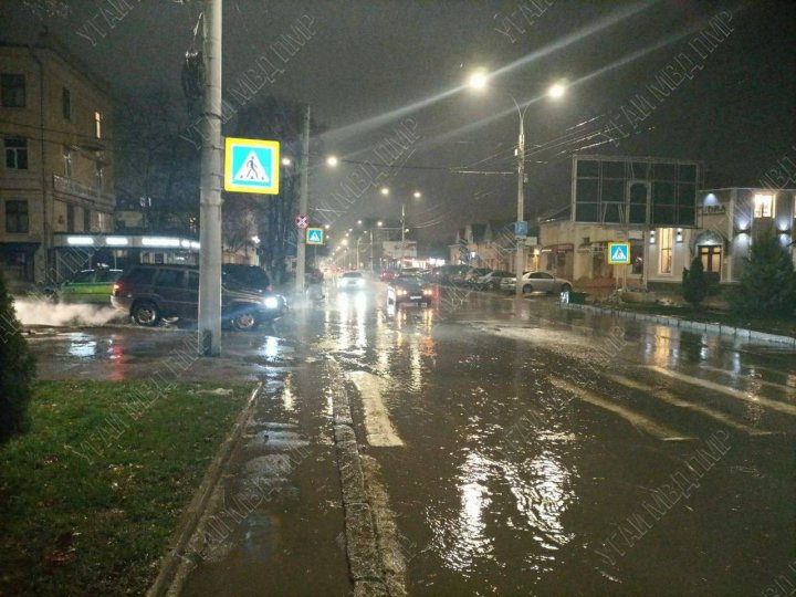 ACCIDENT GRAV. O femeie, LOVITĂ de o maşină în timp ce traversa strada (FOTO)