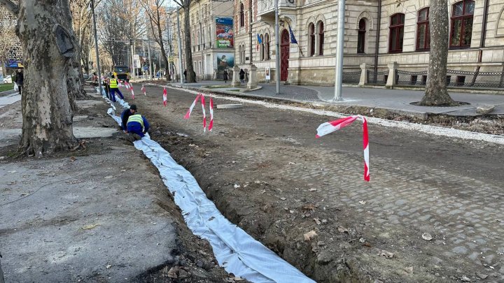 Pe o stradă din Chişinău se efectuează lucrări de conservare a unui monument istoric (FOTO)