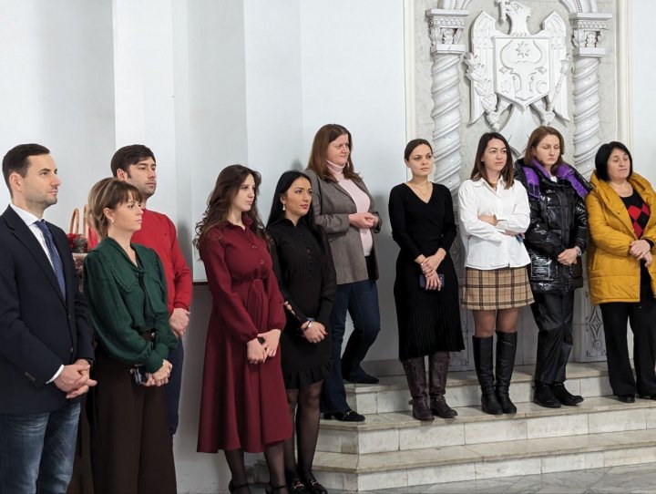 Angajaţii Primăriei municipiului Chişinău, colindaţi şi semănaţi de cete de colindători. Ce au primit în dar colindătorii (FOTO)