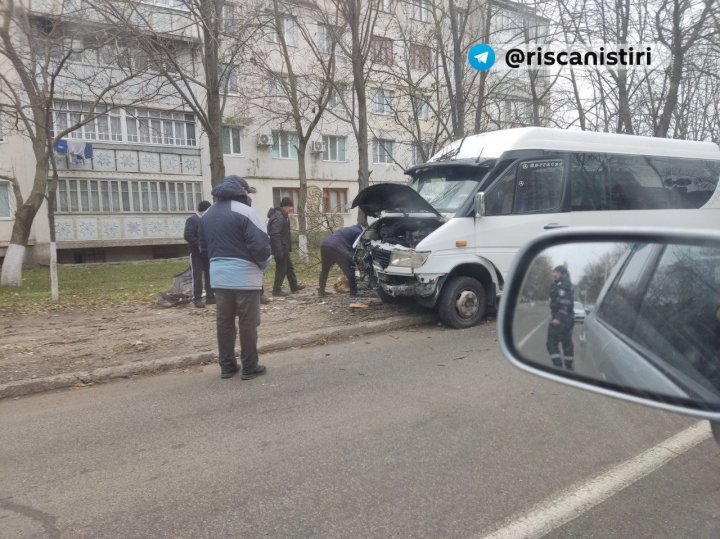 Un microbuz plin de pasageri, implicat într-un ACCIDENT rutier (FOTO/ VIDEO)