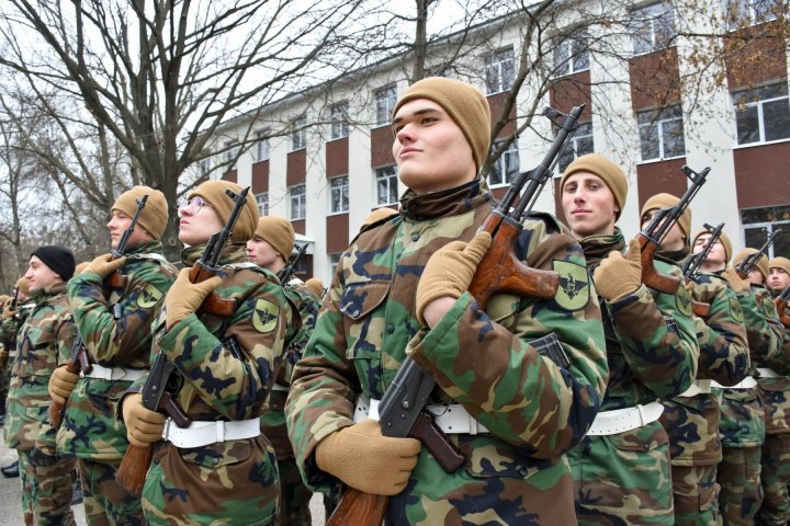 (FOTO/VIDEO) Au JURAT credinţă Patriei. Peste 250 de tineri militari au depus jurământul