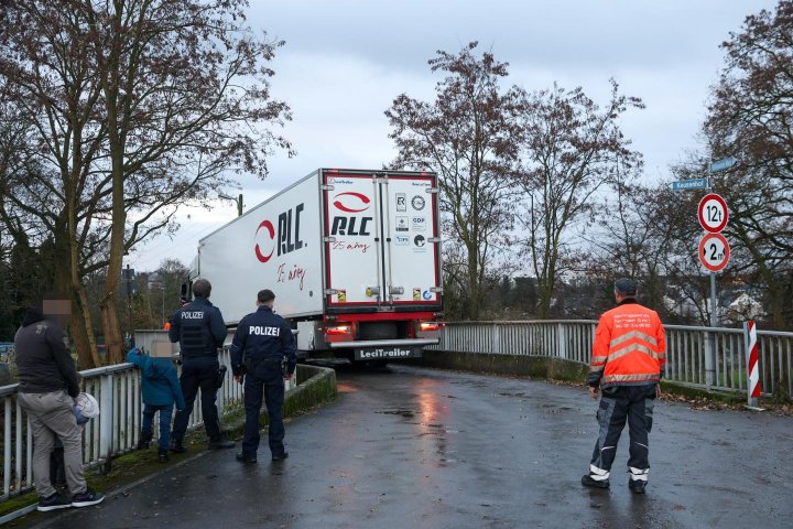 Cum a reușit un șofer de TIR român să avarieze o clădire de 600 de ani și să blocheze complet traficul dintr-un mic sat din Germania (FOTO)