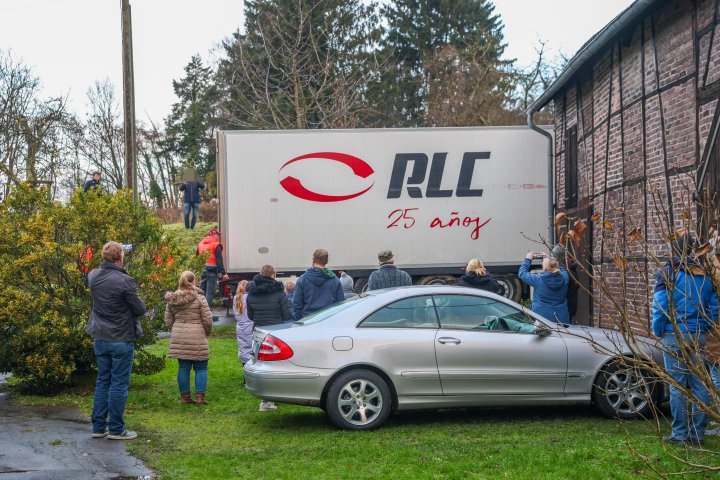 Cum a reușit un șofer de TIR român să avarieze o clădire de 600 de ani și să blocheze complet traficul dintr-un mic sat din Germania (FOTO)