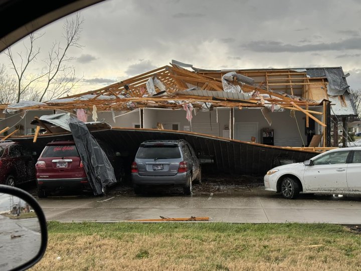 „Așa arată iadul”. Momentul în care un șofer este prins într-o tornadă: vântul sufla cu peste 240 km/h, în Tennessee (IMAGINI CU PUTERNIC IMPACT EMOŢIONAL)