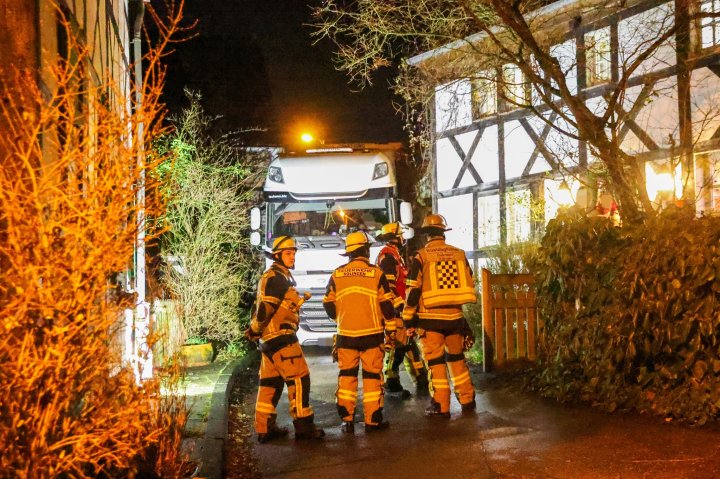 Cum a reușit un șofer de TIR român să avarieze o clădire de 600 de ani și să blocheze complet traficul dintr-un mic sat din Germania (FOTO)