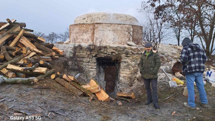 Un bărbat din raionul Edineţ, PRINS în flagrant delict, în timp ce ardea ilegal piatră de calcar pentru producerea varului FOTO