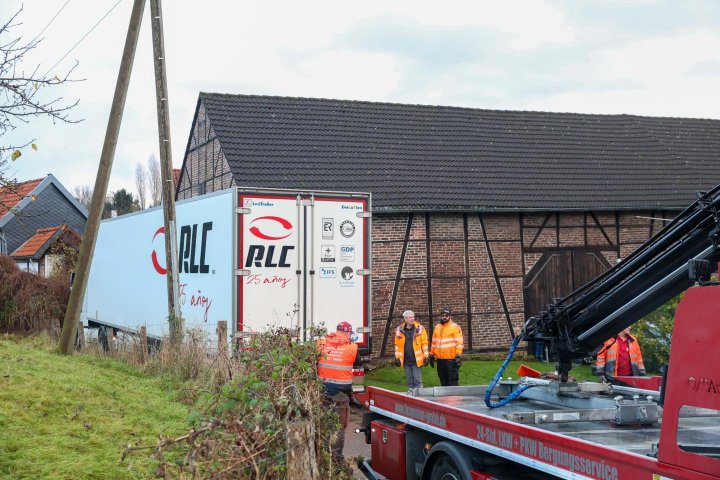 Cum a reușit un șofer de TIR român să avarieze o clădire de 600 de ani și să blocheze complet traficul dintr-un mic sat din Germania (FOTO)