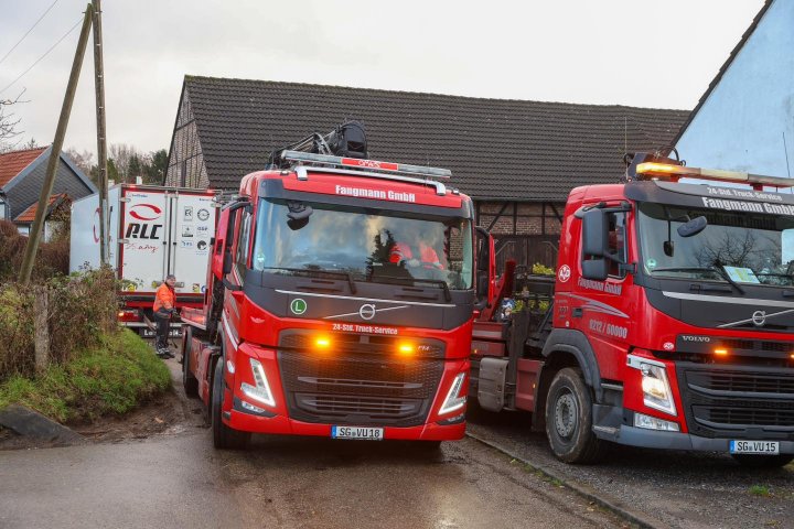 Cum a reușit un șofer de TIR român să avarieze o clădire de 600 de ani și să blocheze complet traficul dintr-un mic sat din Germania (FOTO)