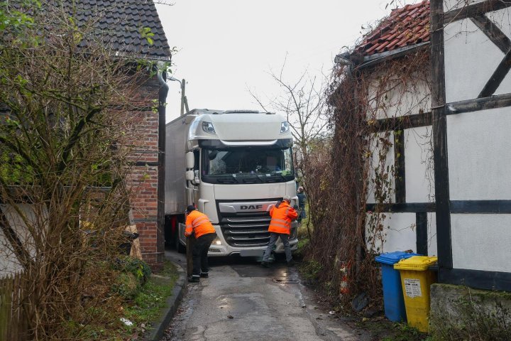 Cum a reușit un șofer de TIR român să avarieze o clădire de 600 de ani și să blocheze complet traficul dintr-un mic sat din Germania (FOTO)