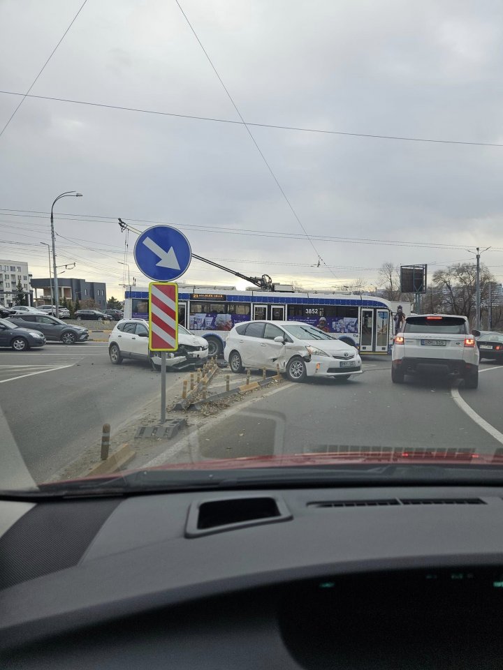 ACCIDENT în Capitală. Două mașini s-au lovit violent (FOTO)